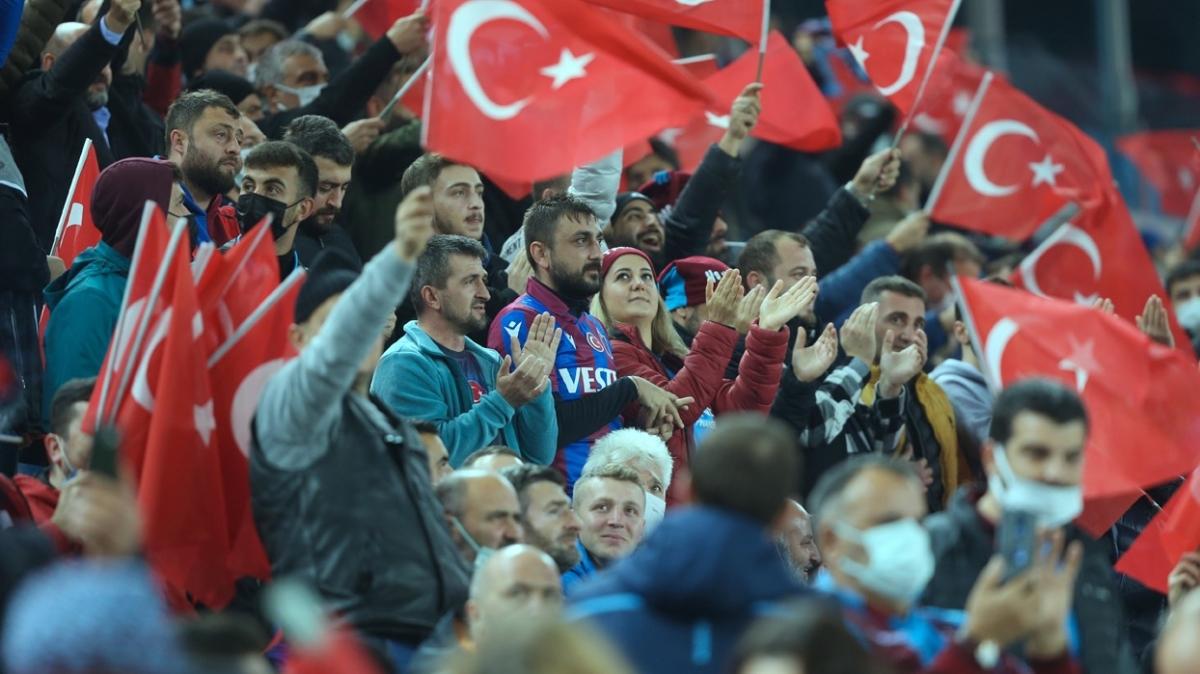 Lider Trabzonspor'da taraftarlar Adana Demirspor maçını bekliyor