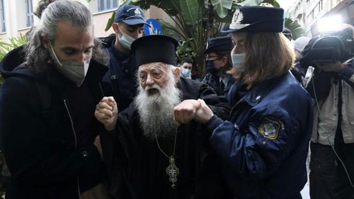 Papa, dinin yolundan çıkmışsın"... Ortodoks din adamı Papa'yı protesto etti