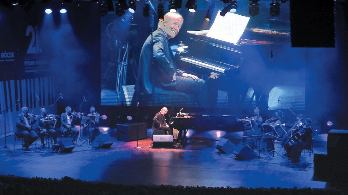 Piyano efsanesi Richard Clayderman sahnede bakn ne yapt!