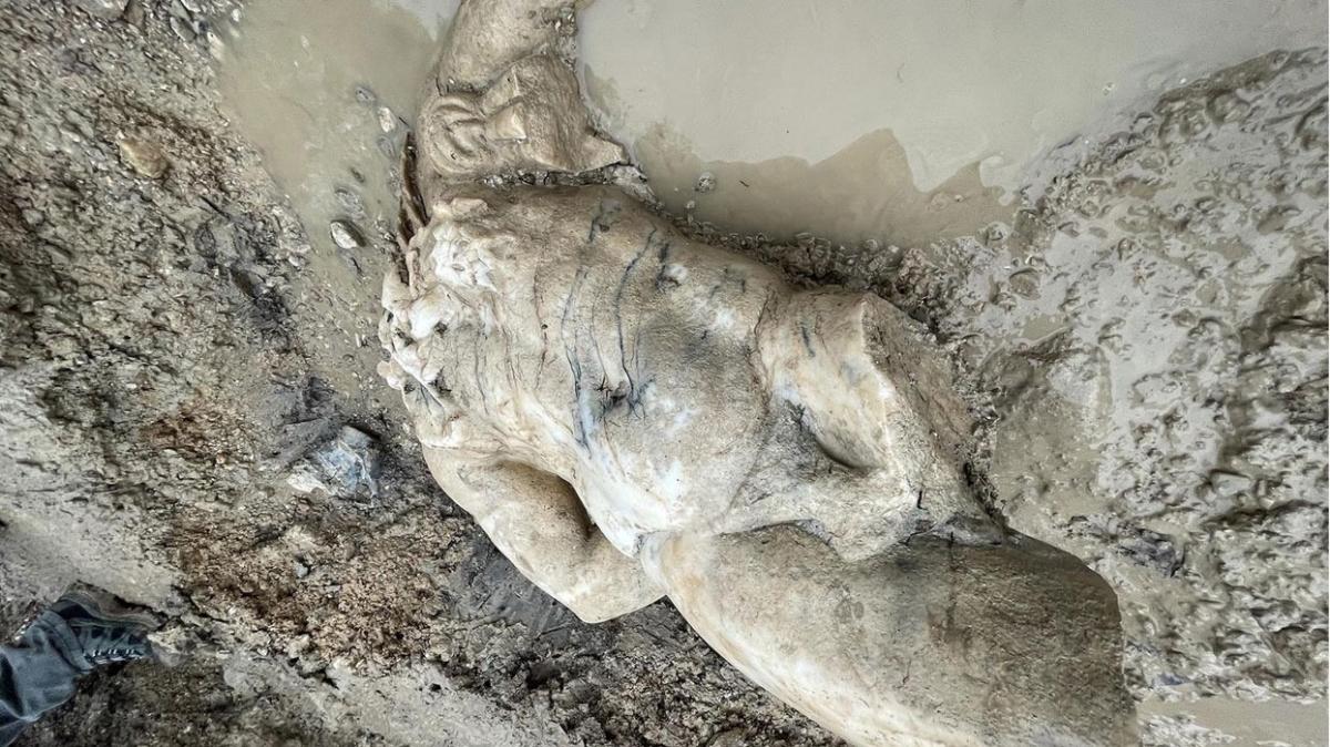 Aizanoi'de ilk kez bulundu... Kazı çalışmalarında Herkül'ün mermer heykeli heyecanlandırdı