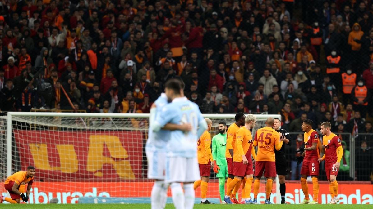 Galatasarayl taraftarlardan ynetime ve TFF'ye protesto