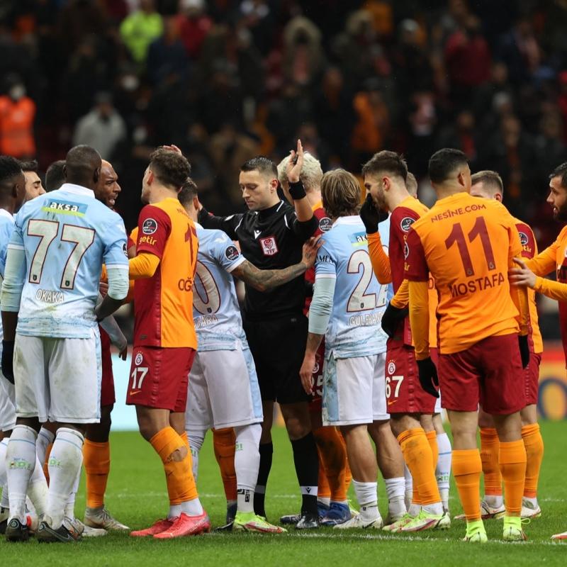 Galatasaray-Başakşehir maçı sonrası Zorbay Küçük'ü polis kurtardı