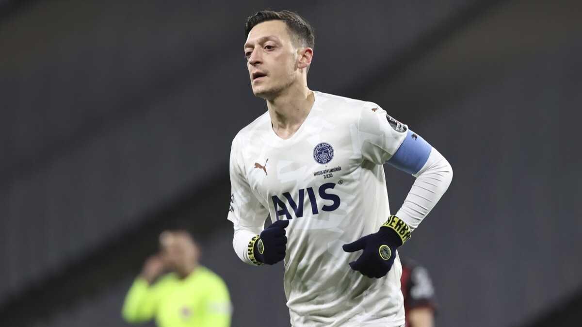 Fenerbahe'nin yldz Mesut zil bir ilki baard