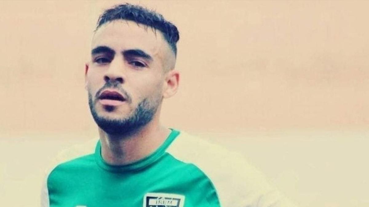 Yeşil sahaları yıkan ölüm... Cezayirli futbolcu Sofiane Lokar, maç esnasında kalp krizi geçirerek hayatını kaybetti