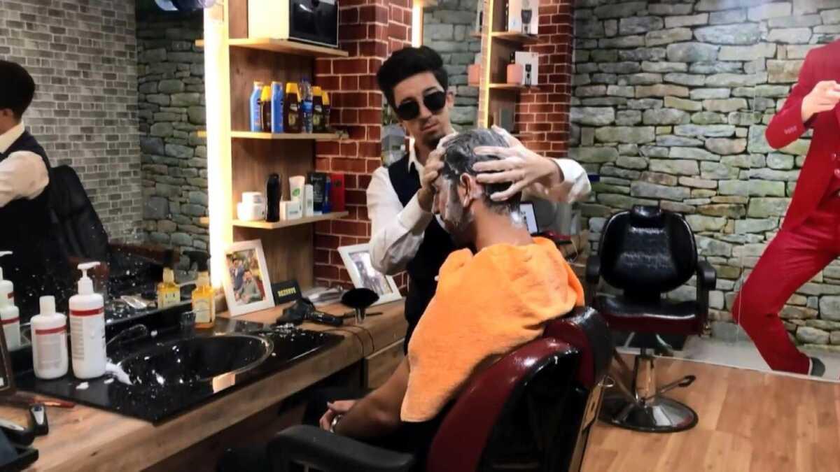 Neye uradn ard! 'Tokat berber'e sokakta tokat