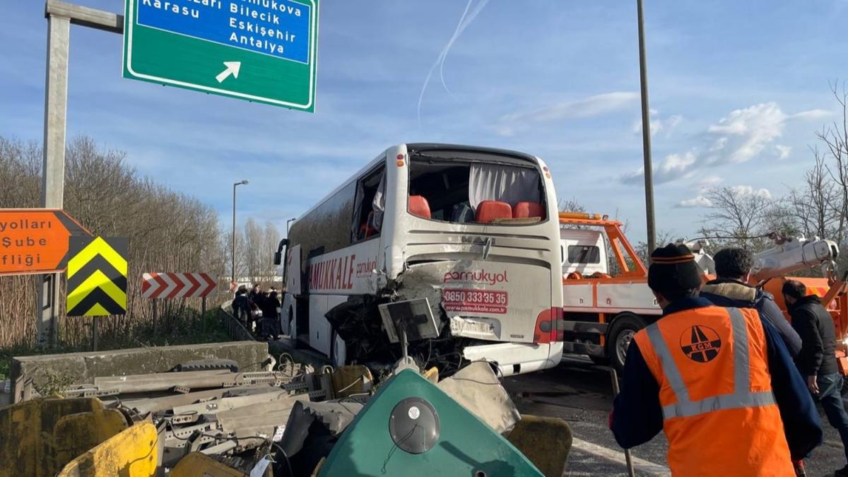 Anadolu Otoyolu'nda kamyon yolcu otobüsüne çarptı