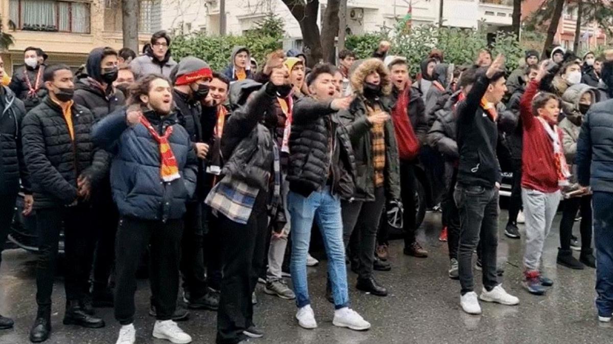 Galatasaraylı taraftarlar Fatih Terim içn Florya'ya akın etti