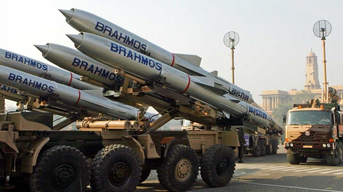 Sesten 2,8 kat daha hzl... BrahMos denemeleri baaryla tamamlad