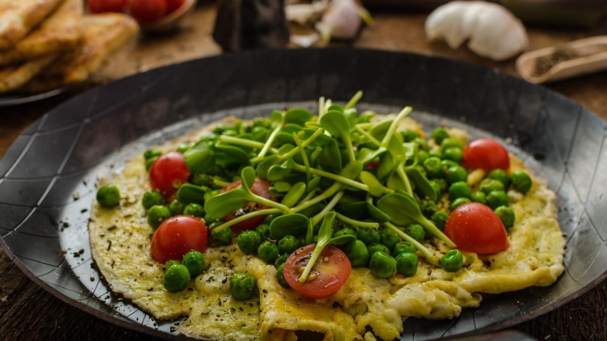 10 dakikada hazır! Kahvaltılık şahane sebzeli omlet tarifi