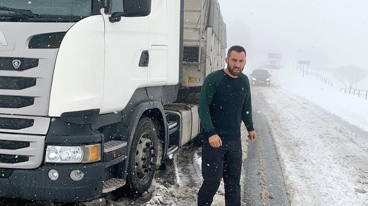 Kar nedeniyle 8 TIR şoförü mahsur kaldı: "Kurt korkusu nedeniyle araçlarımızı terk edip diğerinin yanına gidemiyoruz"