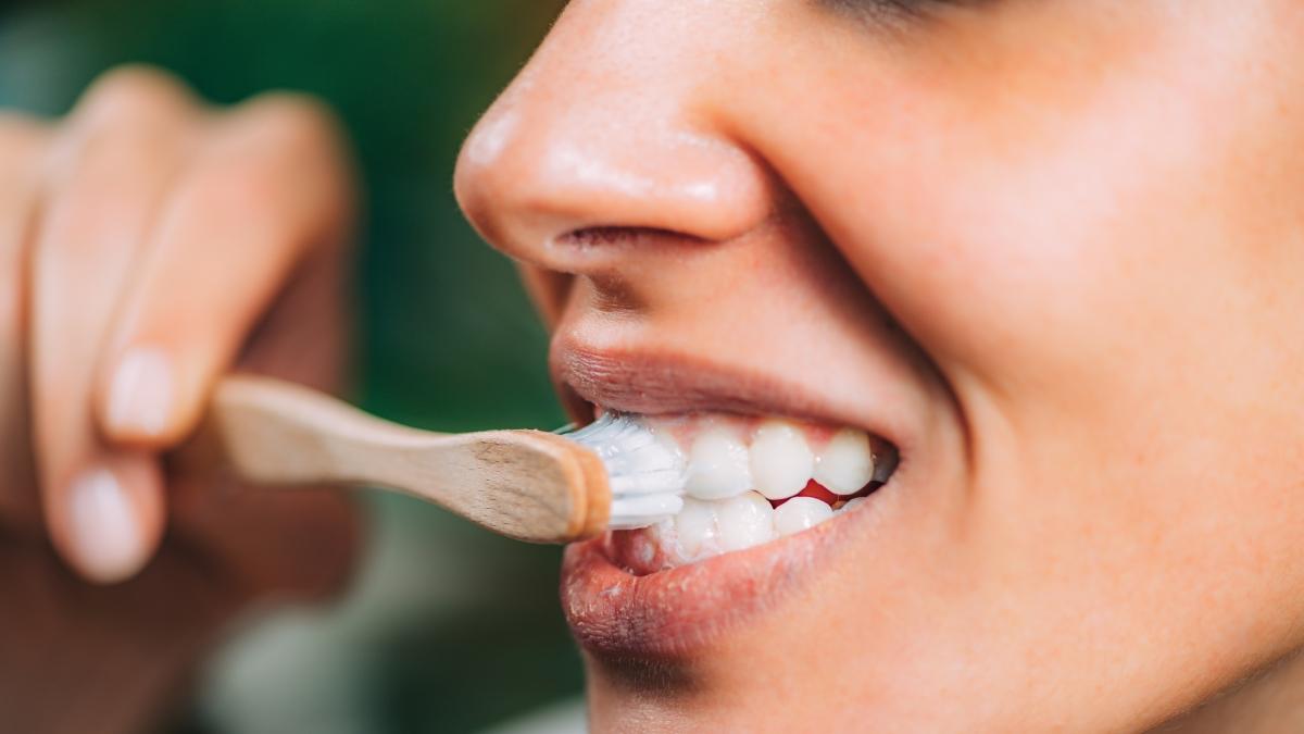Evde diş beyazlatmanın 3 kolay yolu