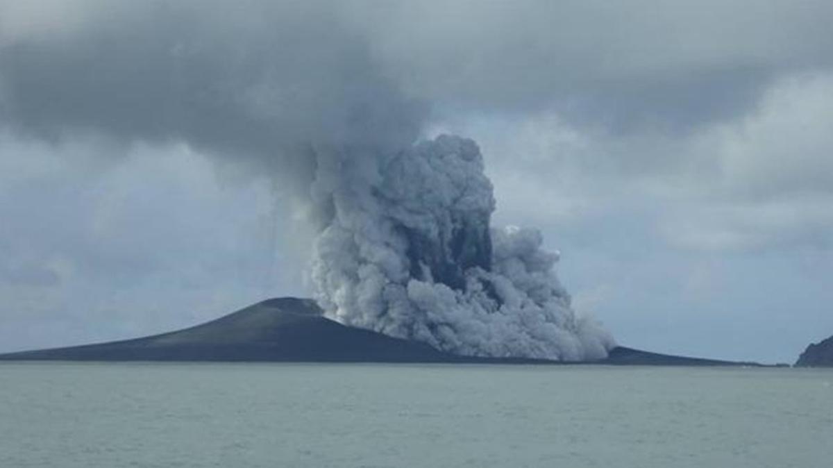 Tsunami ve asit yağmuru uyarısı yapıldı: Hunga Ha'apai Adasındaki yanardağda patlama