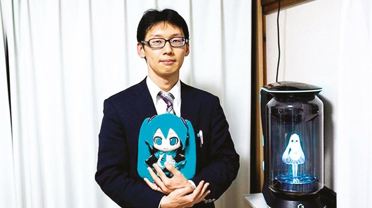 Hologramla evlenen Japon artık eşiyle konuşamıyor! Hizmet kapatıldı