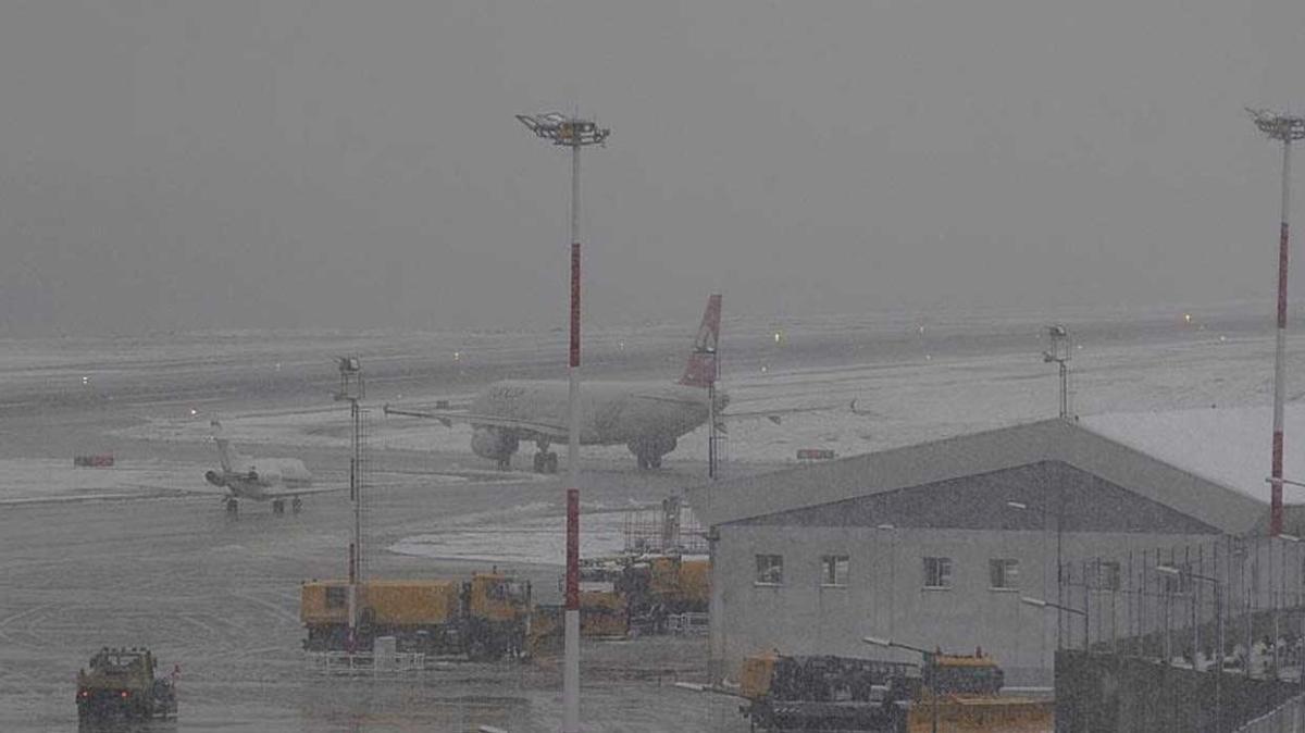 Trabzon'da hava yolu ulaşımı kar engeline takıldı