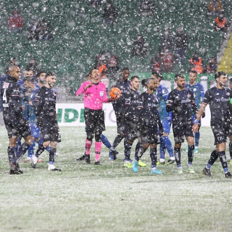 Çaykur Rizespor-Antalyaspor maçına kar engeli! 22. dakikada durdu ve...