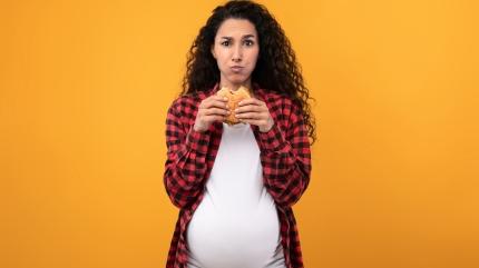 3 maddeye dikkat, asla tketmeyin! Hamilelikte bebein geliimini engelliyor