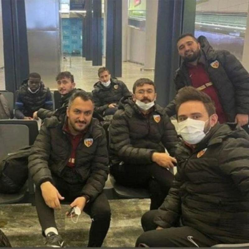 Kar yağışı onları da etkiledi! Futbolcular İstanbul'da mahsur kaldı