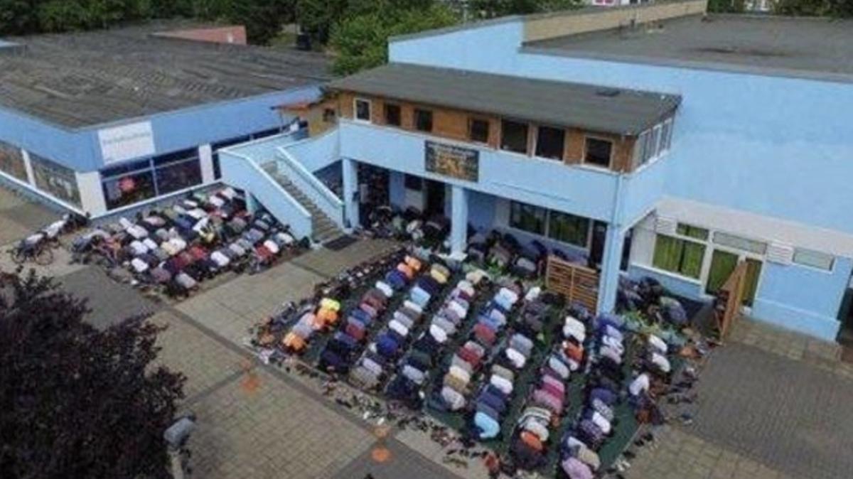 Almanya'da camiye tfekli saldr