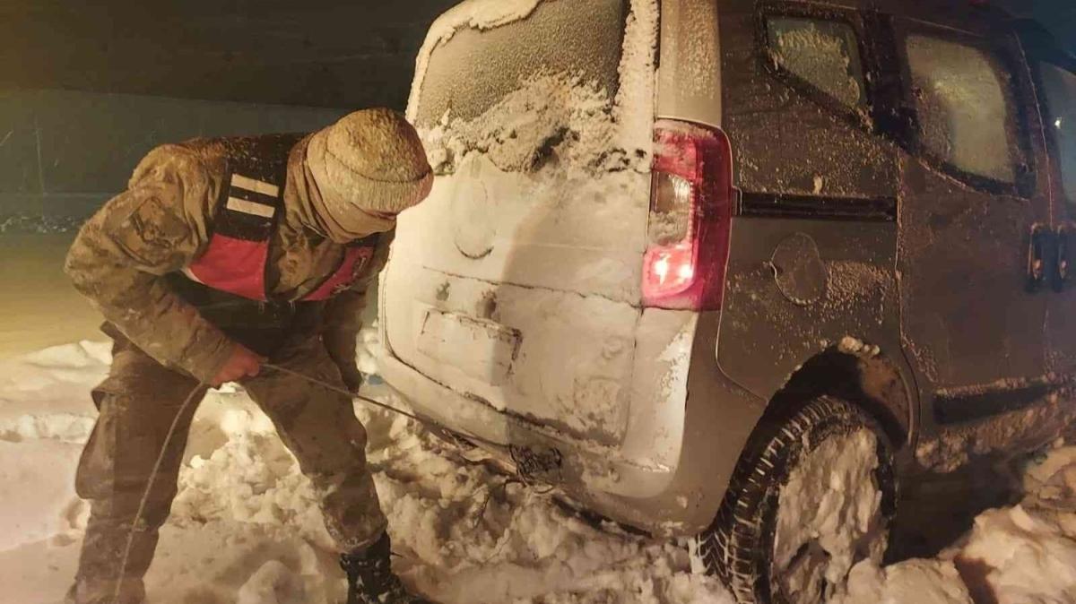 Karda mahsur kalanların yardımına Jandarma yetişti