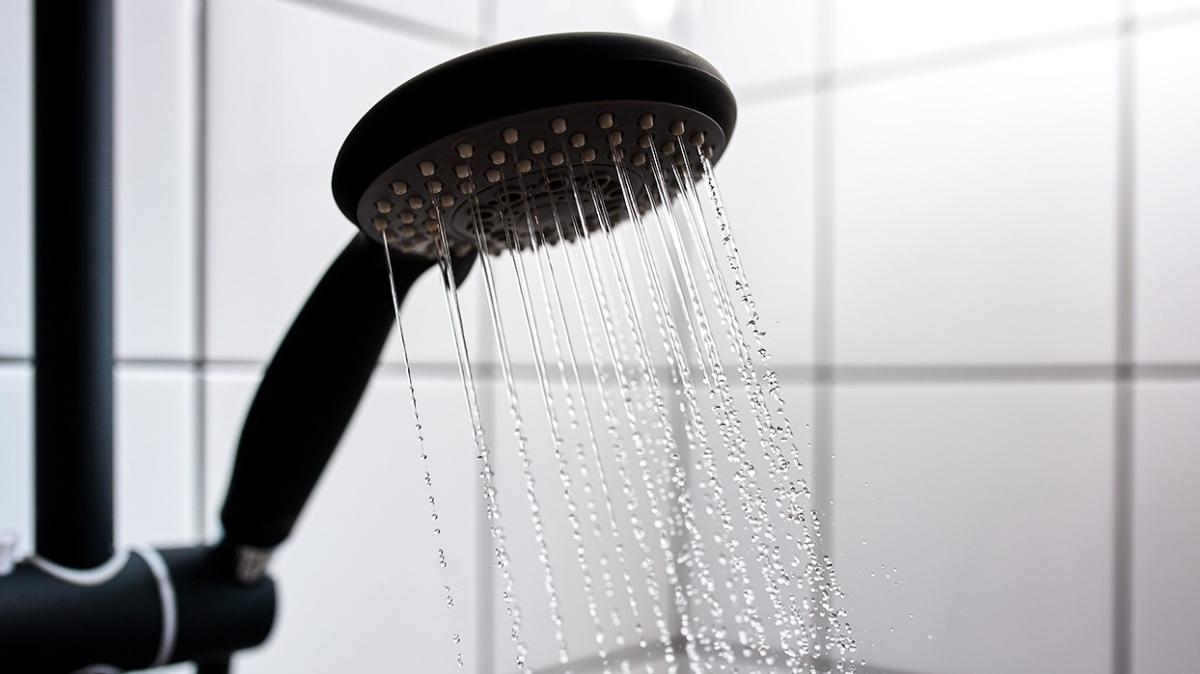 Kışın çok sıcak suyla banyo yapıyorsanız dikkat! Saç ve cilt için tehlike alarmı
