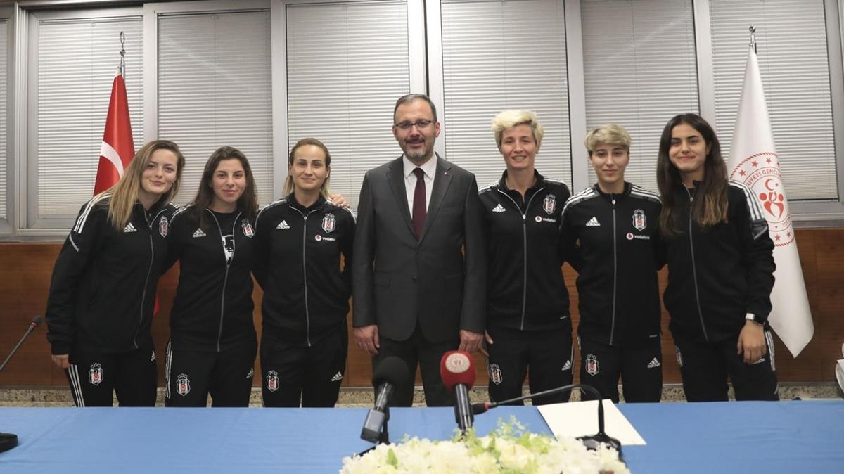 Bakan Kasapolu, Beikta Kadn Futbol Takm'n kabul etti