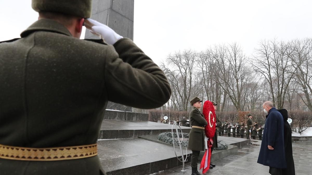 Bakan Erdoan 2. Dnya Sava'nda lenlerin ansna Kiev'de yaplan anta elenk brakt