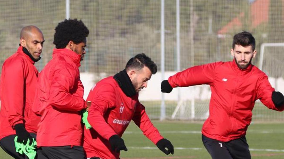 Antalyaspor'da Luiz Adriano ayann tozuyla antrenmanda