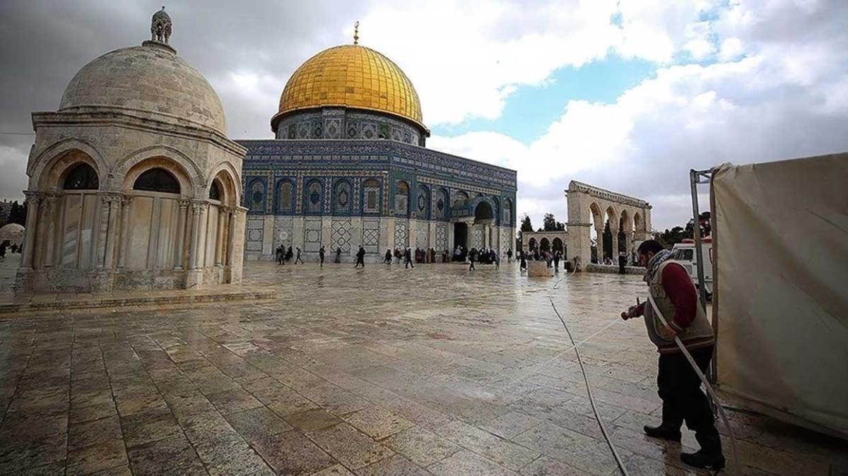 15 yl yasak getirilmiti... Kuds Muhafz eyh Raid Salah Mescid-i Aksa'da namaz kld