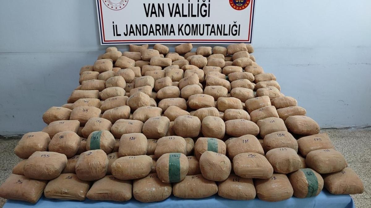 2021 ylnda Van'da yaplan operasyonlarda 2 ton 300 kilo uyuturucu ele geirildi