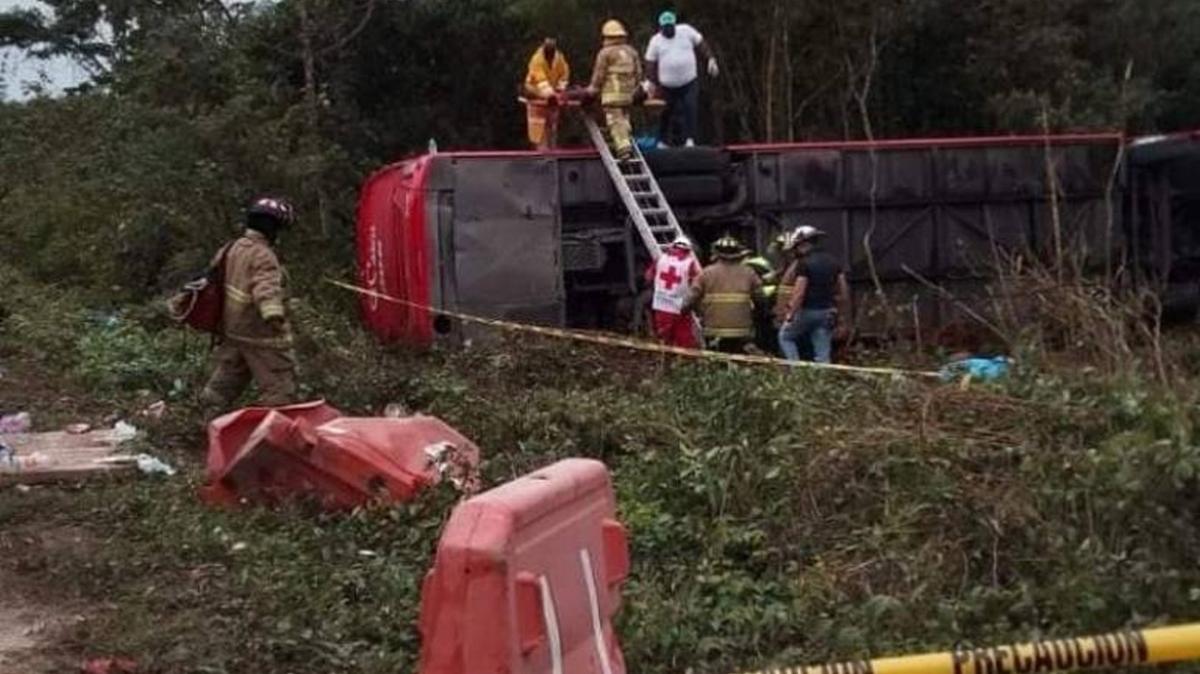 Feci kaza! Turistleri tayan otobs devrildi: 8 l, 23 yaral