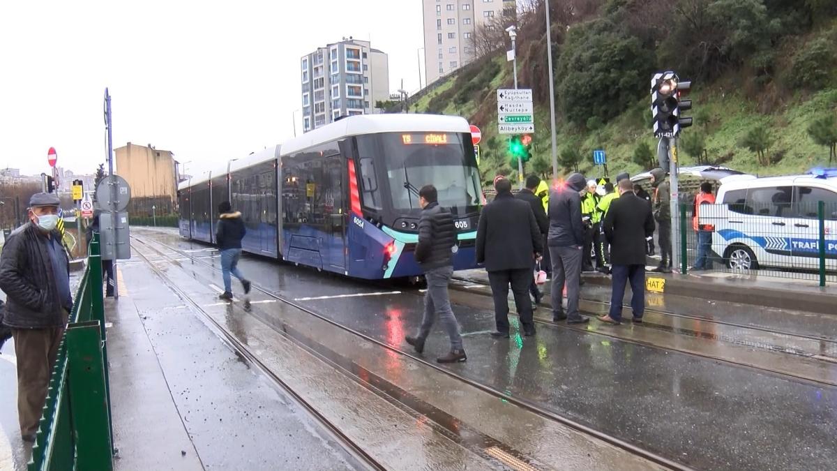 stanbul'da bir kadna tramvay arpt... Tramvayn altnda kalan kadnn durumu ar