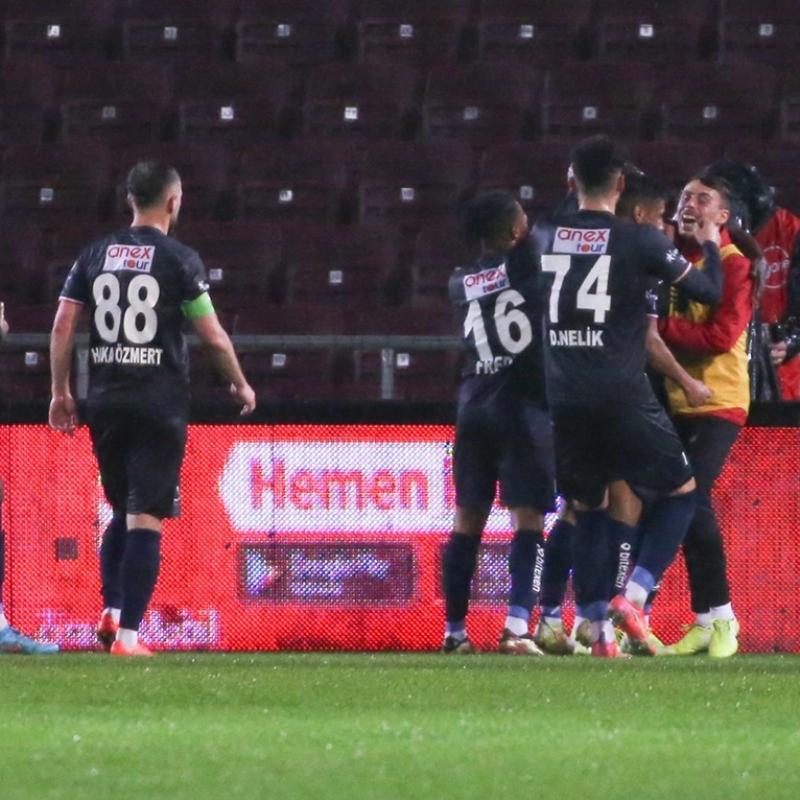 Antalyaspor son dakikalarda bulduğu gollerle Hatasypor'u Türkiye Kupası'ndan eledi