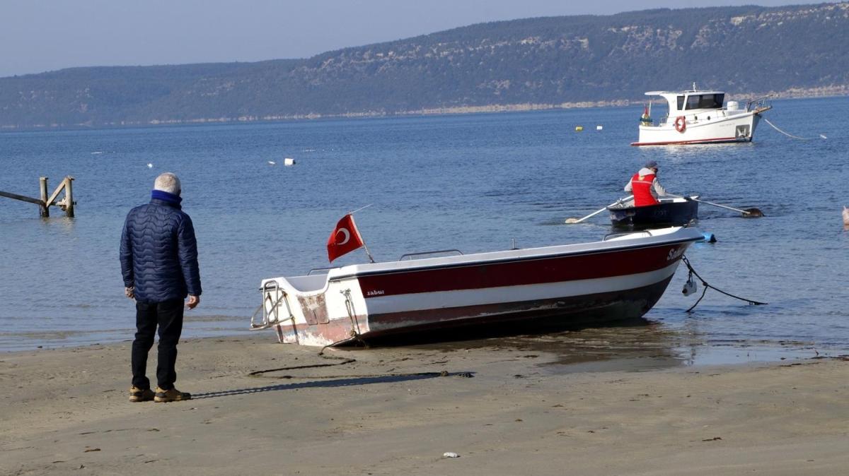 anakkale'de gelgit olaylarna bal olarak deniz ekildi, tekneler karaya oturdu