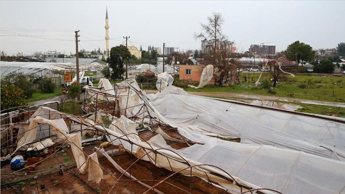 Antalya'da iddetli hortum ve frtna seralarda hasara yol at
