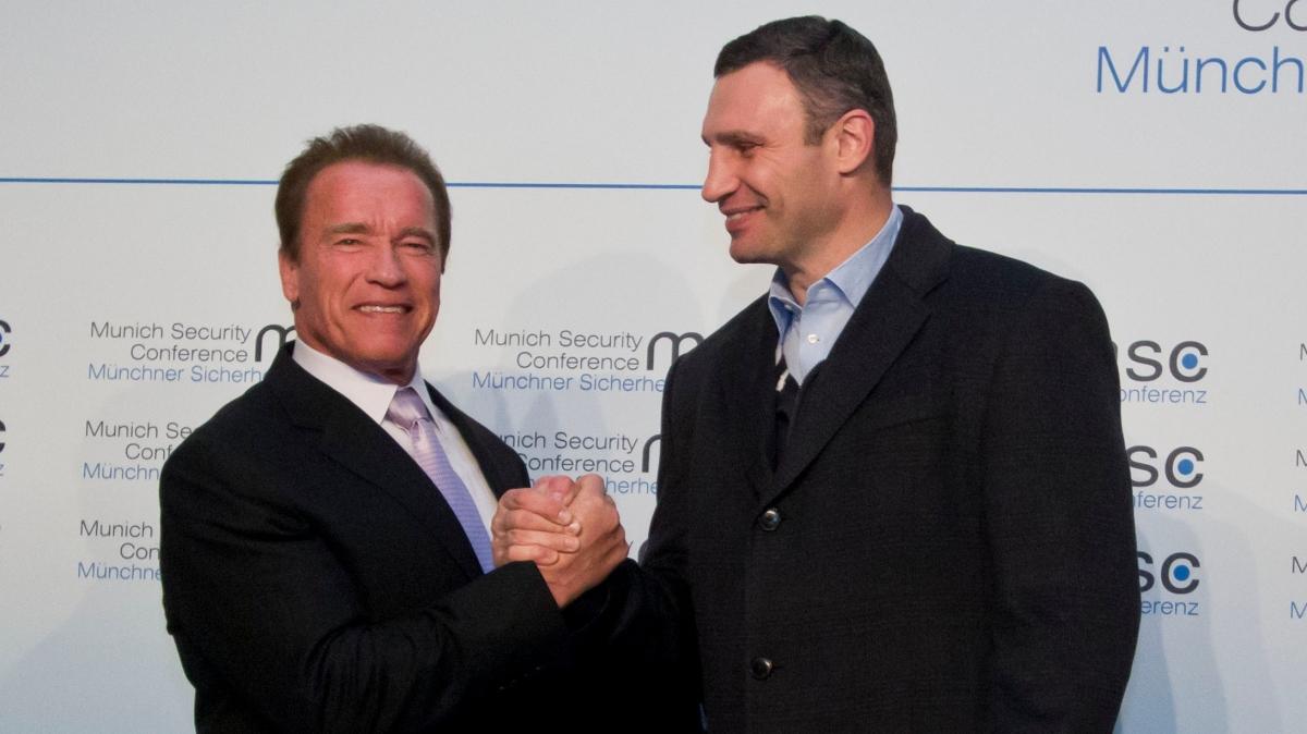 ampiyon boksrler savaa katlyor! Arnold Schwarzenegger'den  destek geldi