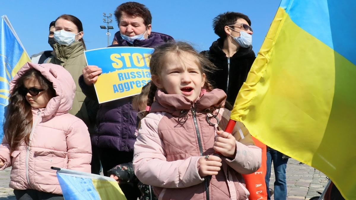 stanbul'da yaayan Ukraynallar Beyazt Meydan'nda protesto gsterisi yapt