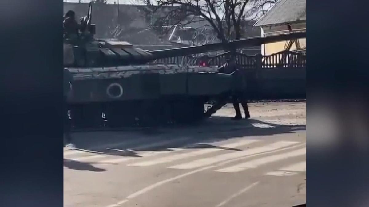 Ukrayna'da halk Rus tankna geit vermeyerek tank elleriyle durdurmaya alt