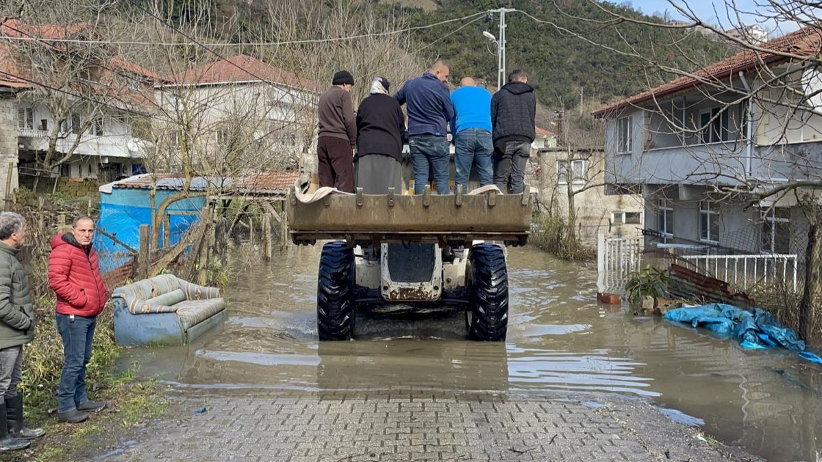 Zonguldak'ta gletin sularnn ykselmesiyle 4 ev tahliye edildi