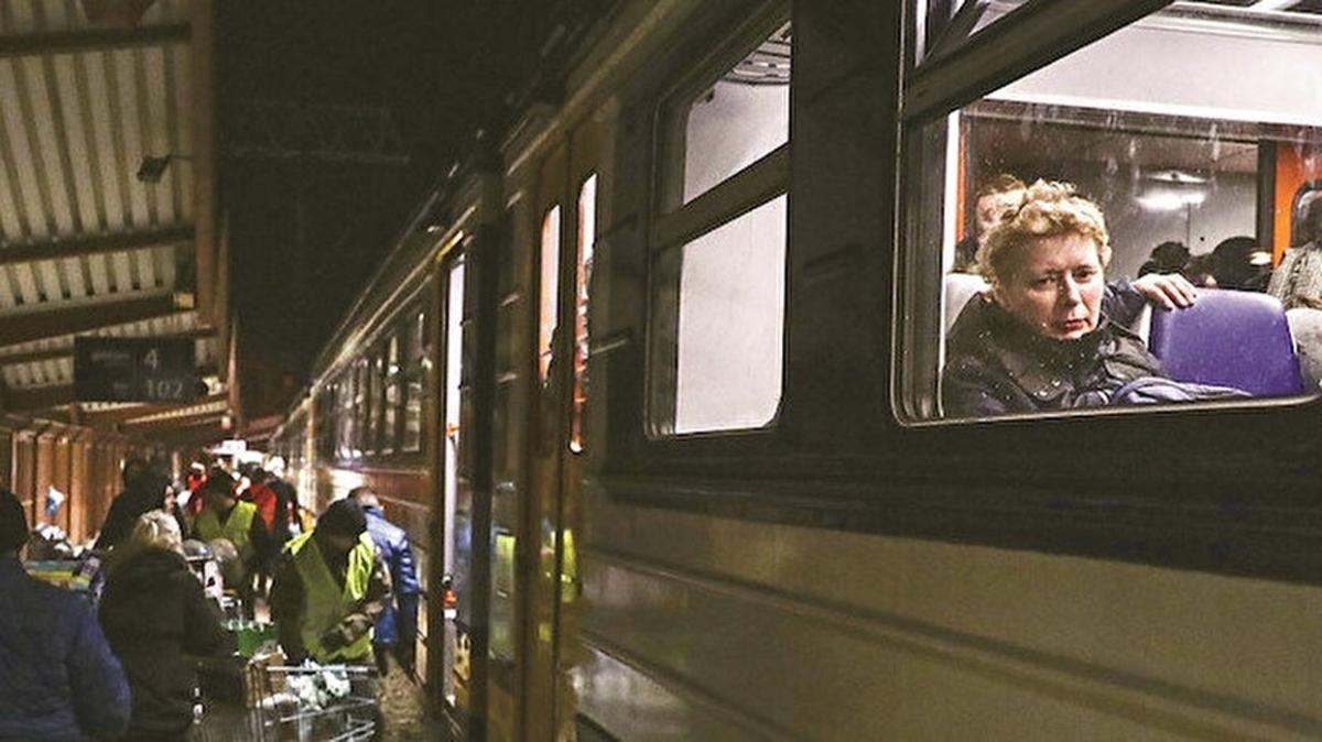Kiev'den yaklak 1000 Trk vatandan tahliye eden tren yola kt