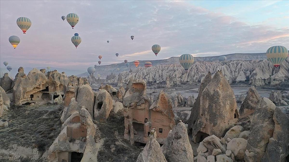Kapadokya'nn tarihi gzelliklerini gkyznden izlettiren balon turlar rzgar nedeniyle yaplamyor