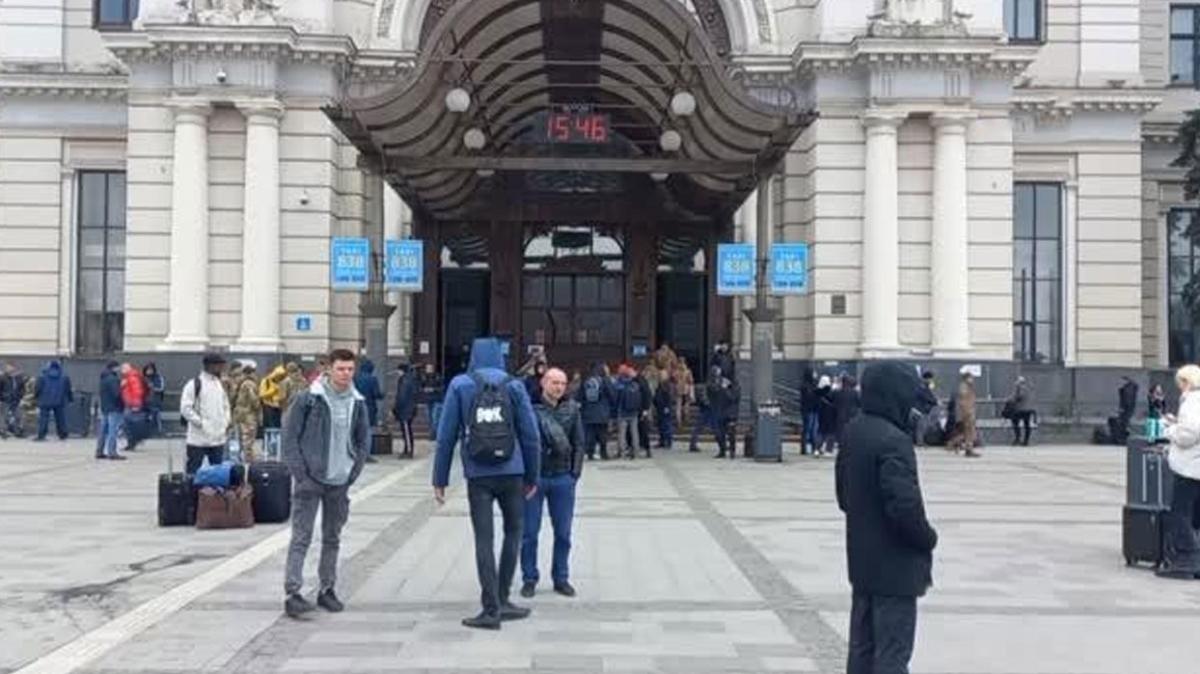 Lviv Tren İstasyonu'nda hareketlilik sürüyor