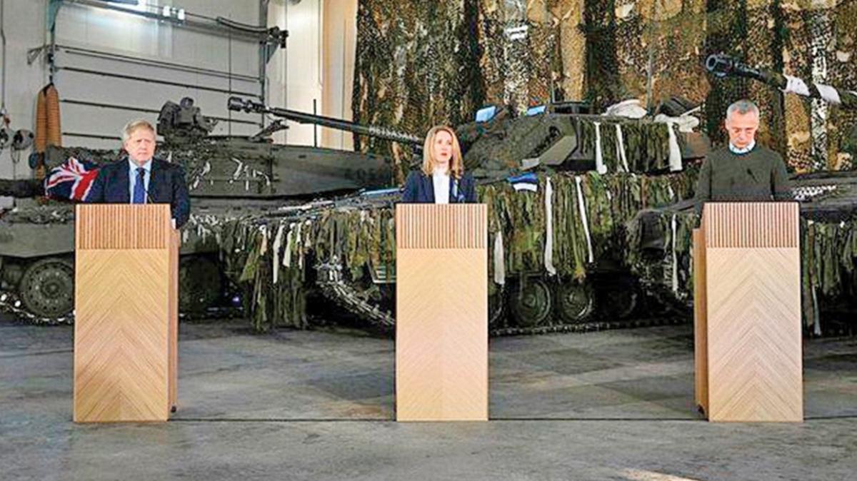 NATO genel sekreterinden haki renkli kıyafet! Polonya'da tanklar önünde basın toplantısı