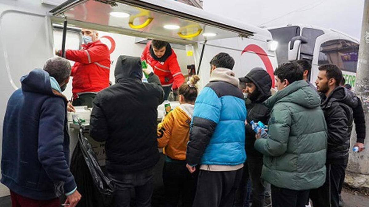 Türk Kızılay'ı mobil beslenme aracıyla mağdurlara acil beslenme desteği sağlıyor