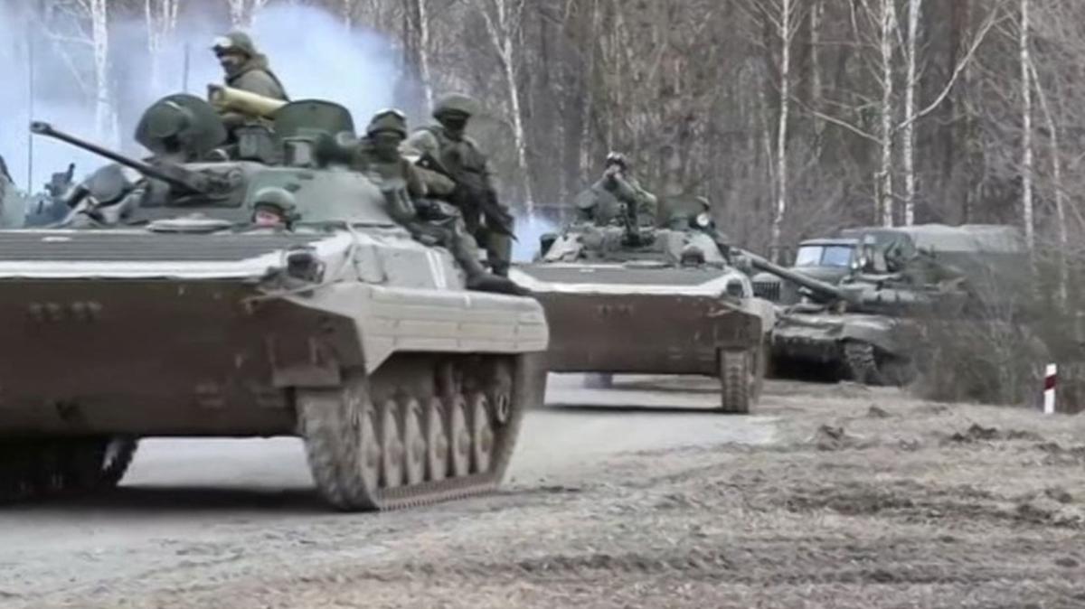 Rusya Savunma Bakanlığı Kiev bölgesine ilerleyen Rus askerleri ve askeri  ekipmanları paylaştı