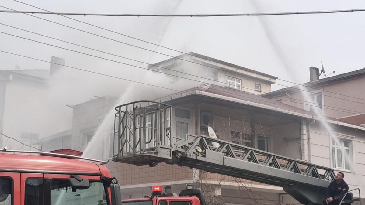 Kocaeli'de bir evin atsnda kan yangnda 3 kii dumandan etkilendi