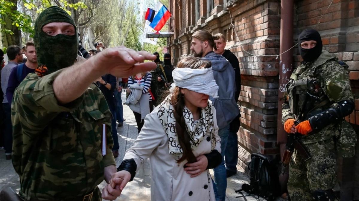 Putin'in sert medya yasas! Gazeteciler lkeyi terk etmek iin yardm istiyor