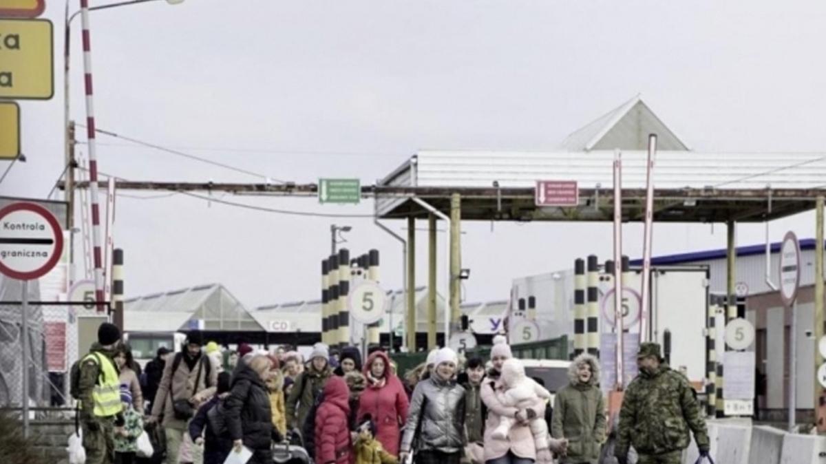 Ukraynallar tayan ilk konvoy Sumi kentinden Poltava'ya hareket etti