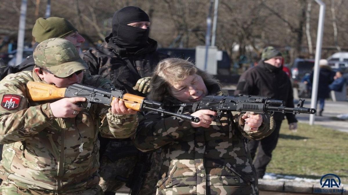 Ukrayna'daki siviller askeri eitime balad!