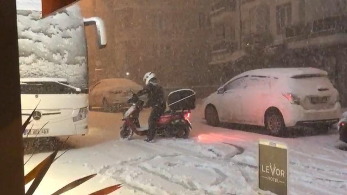 Bursa'da halk kar nedeniyle zor anlar yaad