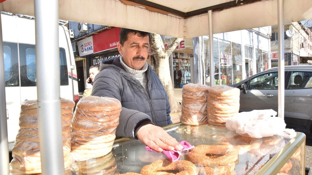 Seyyar simitiden alklk hareket! Bulduu 6 yarm ve 12 eyrek altn sahibine teslim etti